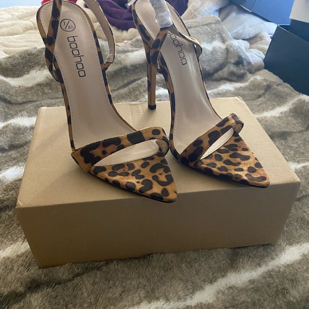 Boo hoo- leopard pointed toe sling back
